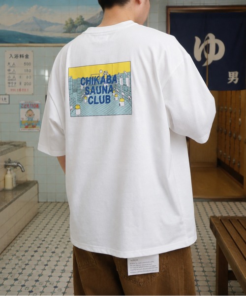 CHIKABA(チカバ)の「【CHIKABA SAUNA CLUB】 プリント 半袖 ピスネーム入りTシャツ(Tシャツ/カットソー・メンズ・ブラック/ブラック系/ブルー/ホワイト/ホワイト系/ネイビー系1/グレー/ブラック系1/ホワイト系1/ブラウン/ネイビー系/ネイビー系2/グレー系・MEDIUM/LARGE)」の2枚目の写真