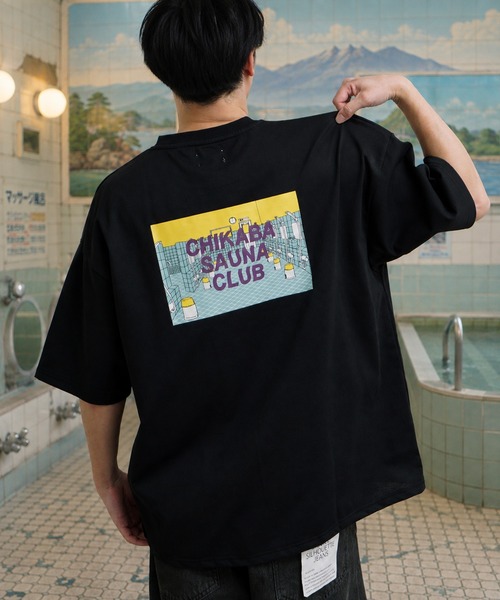 CHIKABA(チカバ)の「【CHIKABA SAUNA CLUB】 プリント 半袖 ピスネーム入りTシャツ(Tシャツ/カットソー・メンズ・ブラック/ブラック系/ブルー/ホワイト/ホワイト系/ネイビー系1/グレー/ブラック系1/ホワイト系1/ブラウン/ネイビー系/ネイビー系2/グレー系・MEDIUM/LARGE)」の1枚目の写真