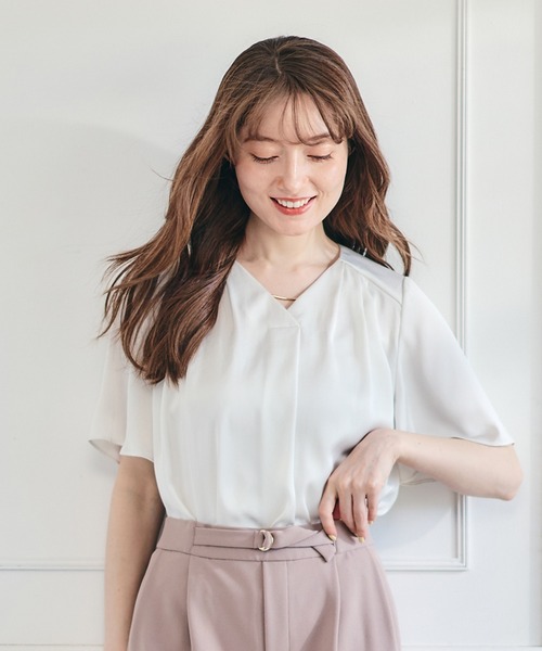 12Twelve Agenda(トゥエルブ アジェンダ)の「ヴィンテージサテンパーツ付Vネックブラウス(シャツ/ブラウス・レディース・オフホワイト/ネイビー・M)」の1枚目の写真