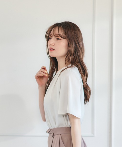 12Twelve Agenda(トゥエルブ アジェンダ)の「ヴィンテージサテンパーツ付Vネックブラウス(シャツ/ブラウス・レディース・オフホワイト/ネイビー・M)」の4枚目の写真