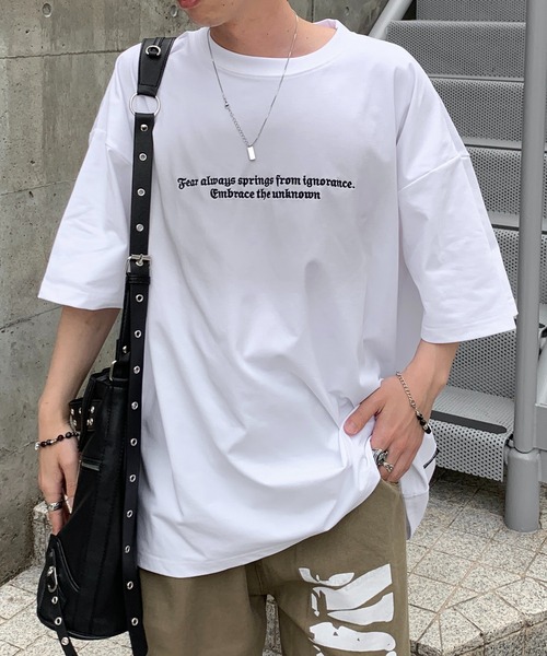 lilful(リルフル)の「【26年春夏新作】スプレー加工レタリングロゴ刺繍Tシャツ(Tシャツ/カットソー・メンズ・ブラック/ホワイト・M/XL/L)」の2枚目の写真