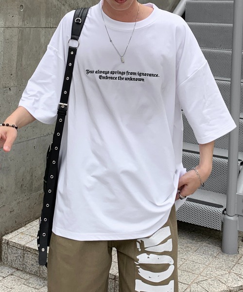 lilful(リルフル)の「【26年春夏新作】スプレー加工レタリングロゴ刺繍Tシャツ(Tシャツ/カットソー・メンズ・ブラック/ホワイト・M/XL/L)」の3枚目の写真