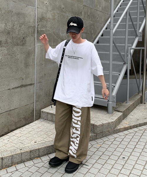 lilful(リルフル)の「【26年春夏新作】スプレー加工レタリングロゴ刺繍Tシャツ(Tシャツ/カットソー・メンズ・ブラック/ホワイト・M/XL/L)」の5枚目の写真