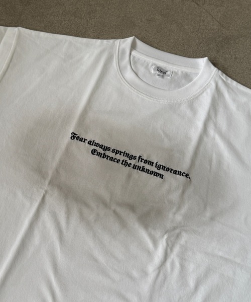 lilful(リルフル)の「【26年春夏新作】スプレー加工レタリングロゴ刺繍Tシャツ(Tシャツ/カットソー・メンズ・ブラック/ホワイト・M/XL/L)」の22枚目の写真
