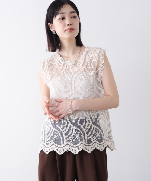 Bou Jeloud(ブージュルード)の「シーナリー刺しゅうノースリーブブラウス(シャツ/ブラウス・レディース・オフホワイト/ブラック・FREE)」の2枚目の写真