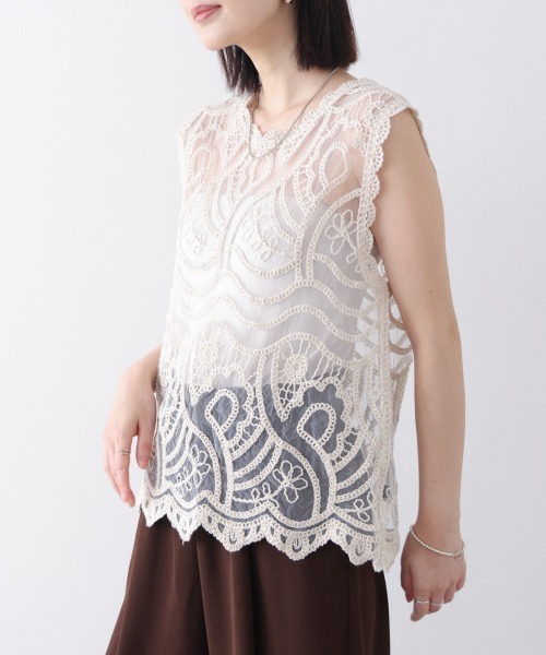 Bou Jeloud(ブージュルード)の「シーナリー刺しゅうノースリーブブラウス(シャツ/ブラウス・レディース・オフホワイト/ブラック・FREE)」の3枚目の写真
