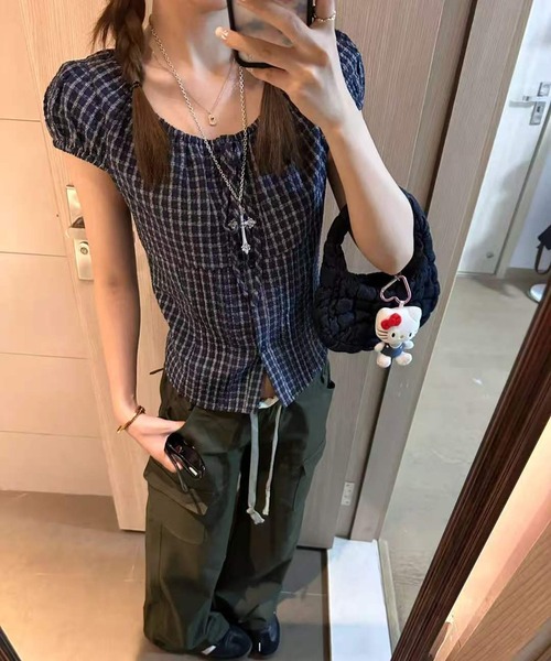 AsheKsha(アシクシャ)の「チェック柄の半袖シャツ、ウエストが絞られたパフスリーブトップス(シャツ/ブラウス・レディース・ネイビー・M)」の3枚目の写真