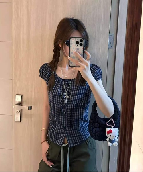 AsheKsha(アシクシャ)の「チェック柄の半袖シャツ、ウエストが絞られたパフスリーブトップス(シャツ/ブラウス・レディース・ネイビー・M)」の4枚目の写真