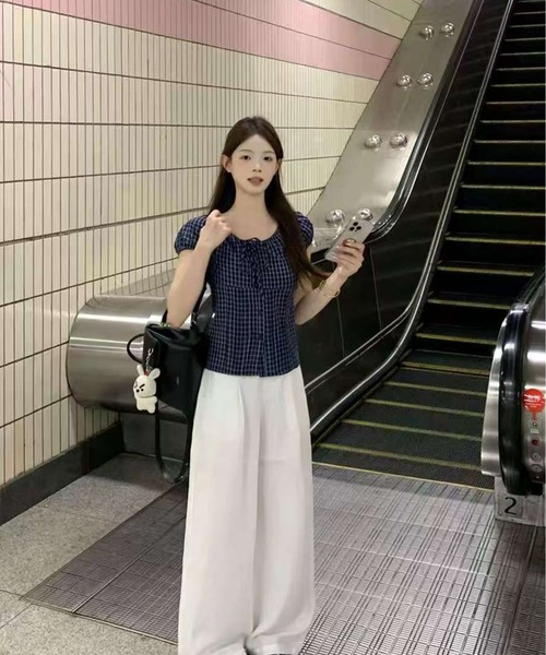AsheKsha(アシクシャ)の「チェック柄の半袖シャツ、ウエストが絞られたパフスリーブトップス(シャツ/ブラウス・レディース・ネイビー・M)」の8枚目の写真