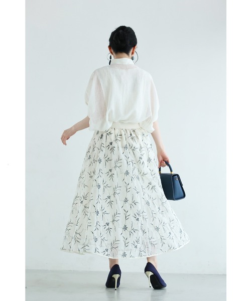 cawaii(カワイイ)の「線画の花刺繍浮かぶチュールミディアムスカート(スカート・レディース・ベージュ/ブラック・FREE)」の13枚目の写真