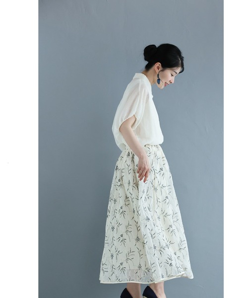 cawaii(カワイイ)の「線画の花刺繍浮かぶチュールミディアムスカート(スカート・レディース・ベージュ/ブラック・FREE)」の15枚目の写真
