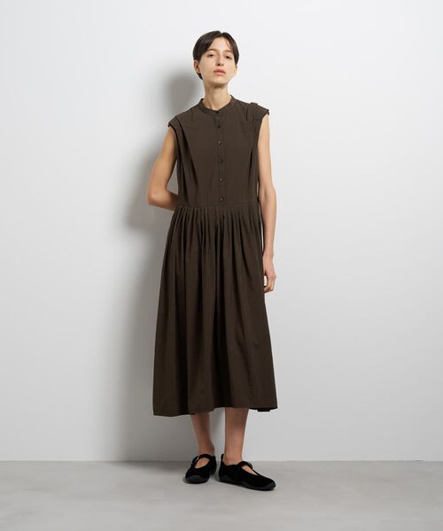 LANVIN en Bleu(ランバンオンブルー)の「ナイロンタッサータックワンピース(ワンピース・レディース・ブラック/イエロー/キャメル・36/38)」の4枚目の写真