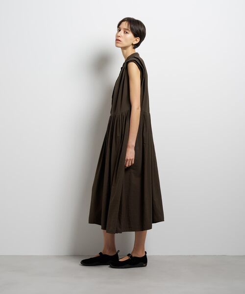 LANVIN en Bleu(ランバンオンブルー)の「ナイロンタッサータックワンピース(ワンピース・レディース・ブラック/イエロー/キャメル・36/38)」の5枚目の写真
