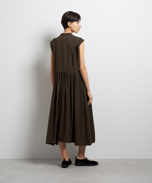 LANVIN en Bleu(ランバンオンブルー)の「ナイロンタッサータックワンピース(ワンピース・レディース・ブラック/イエロー/キャメル・36/38)」の6枚目の写真