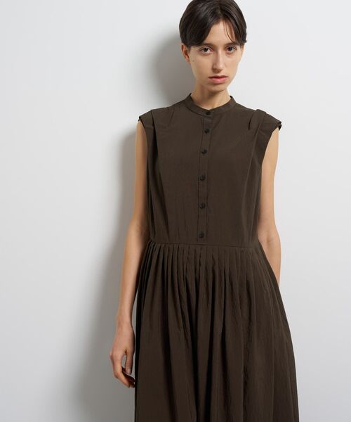LANVIN en Bleu(ランバンオンブルー)の「ナイロンタッサータックワンピース(ワンピース・レディース・ブラック/イエロー/キャメル・36/38)」の8枚目の写真