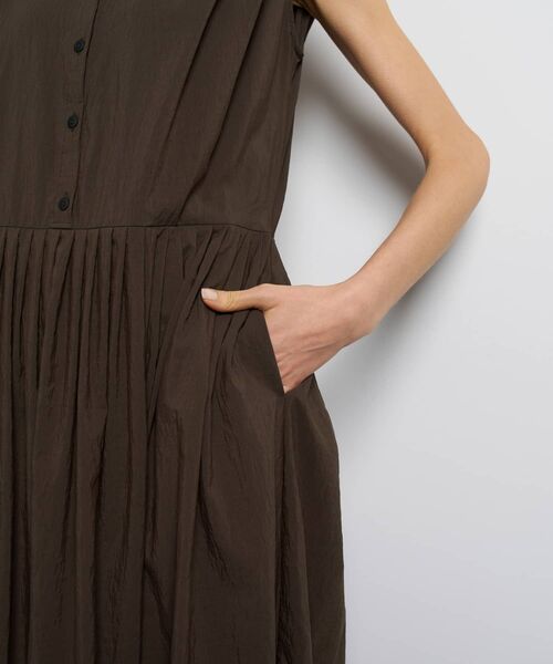 LANVIN en Bleu(ランバンオンブルー)の「ナイロンタッサータックワンピース(ワンピース・レディース・ブラック/イエロー/キャメル・36/38)」の10枚目の写真
