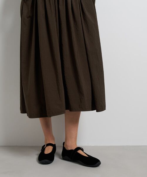 LANVIN en Bleu(ランバンオンブルー)の「ナイロンタッサータックワンピース(ワンピース・レディース・ブラック/イエロー/キャメル・36/38)」の11枚目の写真