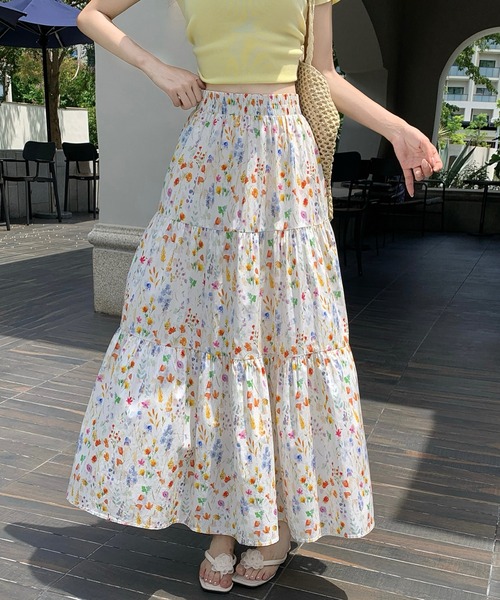 LUCPY(ラクピー)の「フラワープリントティアードロングスカート(スカート・レディース・アイボリー・MEDIUM/SMALL/X-LARGE/LARGE)」の3枚目の写真