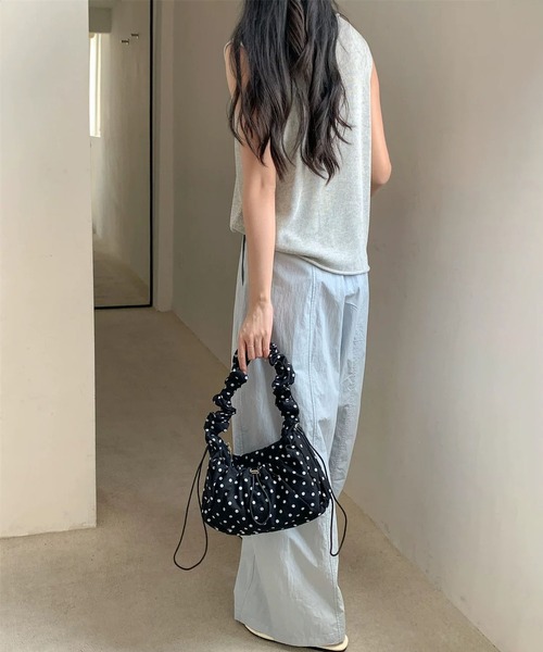 LA VORAGINE(ラ ヴォラジネ)の「ドット柄 シワシワクラウドバッグ 3 色展開 ショルダー&クロスボディ兼用(ショルダーバッグ・レディース・White/Black/PINK・FREE)」の1枚目の写真