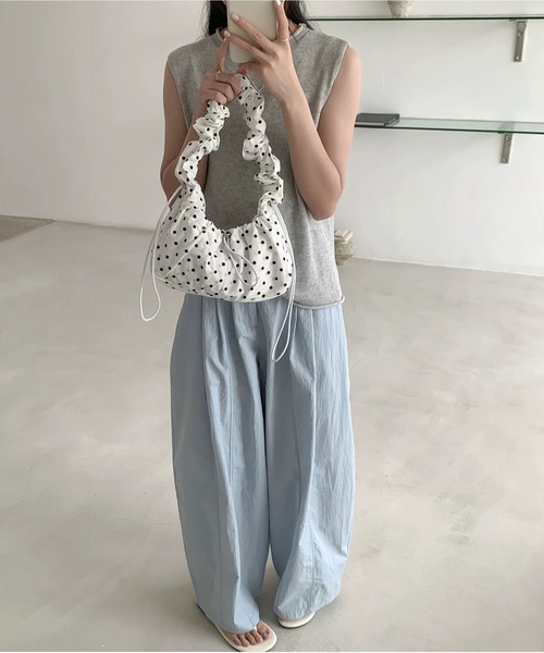 LA VORAGINE(ラ ヴォラジネ)の「ドット柄 シワシワクラウドバッグ 3 色展開 ショルダー&クロスボディ兼用(ショルダーバッグ・レディース・White/Black/PINK・FREE)」の2枚目の写真