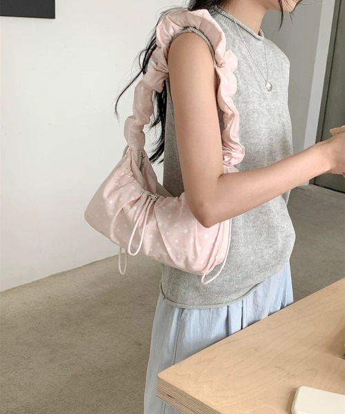 LA VORAGINE(ラ ヴォラジネ)の「ドット柄 シワシワクラウドバッグ 3 色展開 ショルダー&クロスボディ兼用(ショルダーバッグ・レディース・White/Black/PINK・FREE)」の3枚目の写真