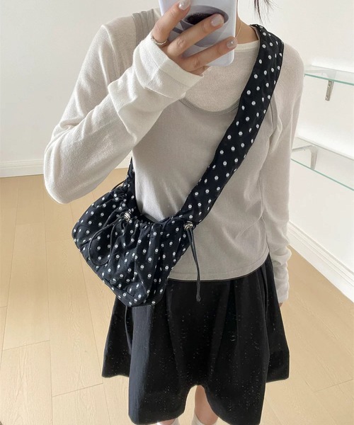 LA VORAGINE(ラ ヴォラジネ)の「ドット柄 シワシワクラウドバッグ 3 色展開 ショルダー&クロスボディ兼用(ショルダーバッグ・レディース・White/Black/PINK・FREE)」の21枚目の写真