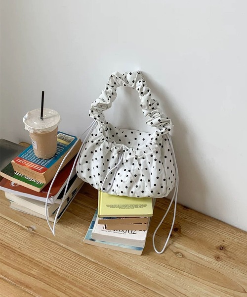 LA VORAGINE(ラ ヴォラジネ)の「ドット柄 シワシワクラウドバッグ 3 色展開 ショルダー&クロスボディ兼用(ショルダーバッグ・レディース・White/Black/PINK・FREE)」の7枚目の写真