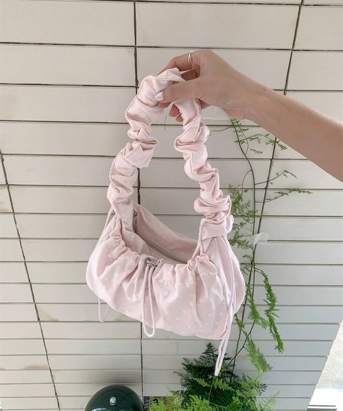 LA VORAGINE(ラ ヴォラジネ)の「ドット柄 シワシワクラウドバッグ 3 色展開 ショルダー&クロスボディ兼用(ショルダーバッグ・レディース・White/Black/PINK・FREE)」の18枚目の写真