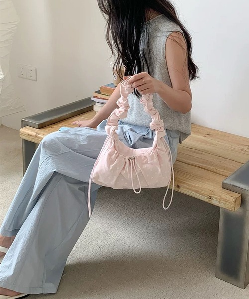LA VORAGINE(ラ ヴォラジネ)の「ドット柄 シワシワクラウドバッグ 3 色展開 ショルダー&クロスボディ兼用(ショルダーバッグ・レディース・White/Black/PINK・FREE)」の16枚目の写真