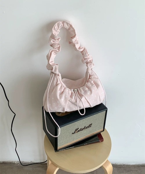 LA VORAGINE(ラ ヴォラジネ)の「ドット柄 シワシワクラウドバッグ 3 色展開 ショルダー&クロスボディ兼用(ショルダーバッグ・レディース・White/Black/PINK・FREE)」の4枚目の写真