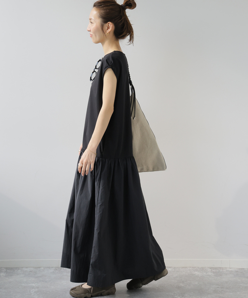 JOURNAL STANDARD relume(ジャーナルスタンダード レリューム)の「《WEB限定》カットナイロンタフタワンピース(ワンピース・レディース・ブラック・FREE)」の4枚目の写真