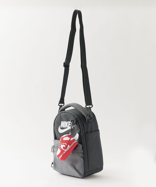 NIKE（ナイキ）の「NIKE/ナイキ NAN NIKE BUDDIES LUNCH TOTE ショルダーバッグ トート キッズ  2026年 夏 夏服（ショルダーバッグ・キッズ・ブラック・FREE）」の2枚目の写真