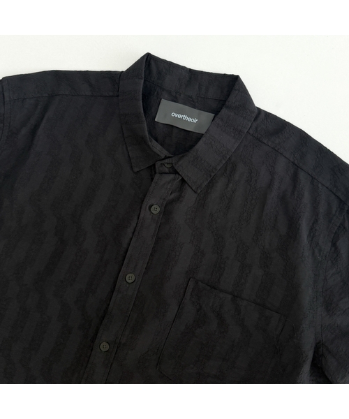 OVERTHEOIR（オーバー ド ワール）の「シルキーイレティックストライプシャツ（シャツ/ブラウス・メンズ・ホワイト/ブラック・MEDIUM/LARGE/X-LARGE）」の2枚目の写真
