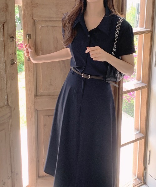 FAVORITO(ファヴォリート)の「ベルト付き襟付きシャツワンピース(シャツワンピース・レディース・ベージュ/ネイビー・F)」の2枚目の写真