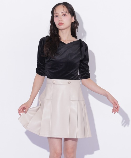 JILL by JILL STUART(ジルバイジルスチュアート)の「サイドプリーツフェイクレザーミニスカート(スカート・レディース・ブラウン/ベージュ・MEDIUM/SMALL)」の2枚目の写真