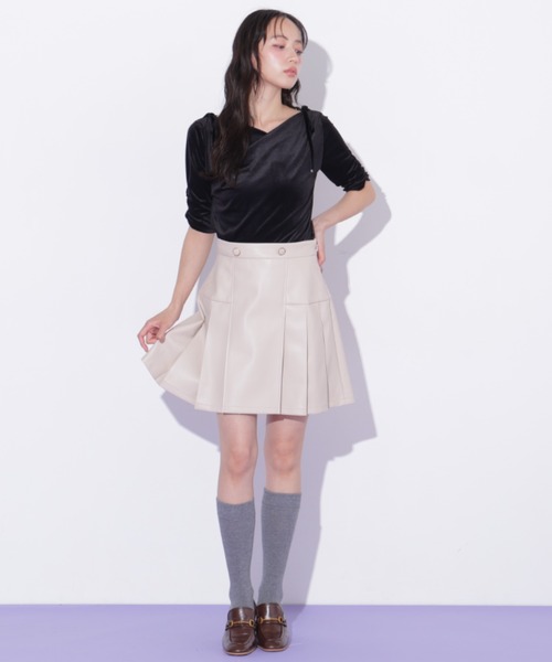 JILL by JILL STUART(ジルバイジルスチュアート)の「サイドプリーツフェイクレザーミニスカート(スカート・レディース・ブラウン/ベージュ・MEDIUM/SMALL)」の5枚目の写真