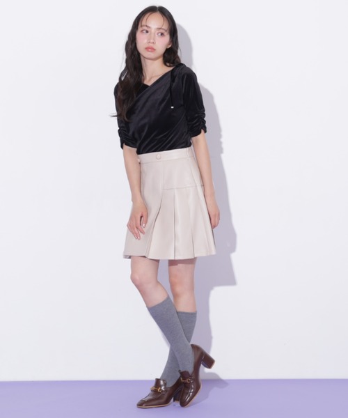 JILL by JILL STUART(ジルバイジルスチュアート)の「サイドプリーツフェイクレザーミニスカート(スカート・レディース・ブラウン/ベージュ・MEDIUM/SMALL)」の6枚目の写真