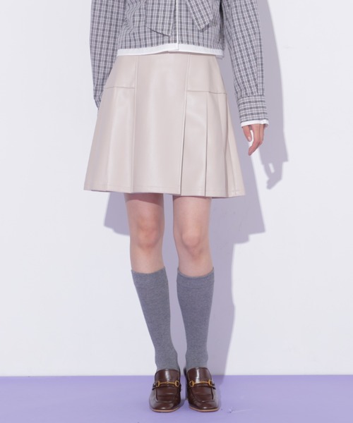 JILL by JILL STUART(ジルバイジルスチュアート)の「サイドプリーツフェイクレザーミニスカート(スカート・レディース・ブラウン/ベージュ・MEDIUM/SMALL)」の3枚目の写真