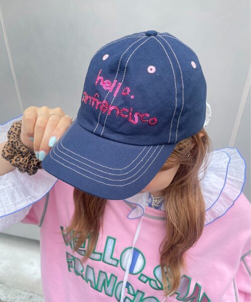 HELLO.SANFRANCISCO(ハローサンフランシスコ)の「【HELLO.SANFRANCISCO】スパンコールロゴリボンキャップ(キャップ・レディース・ピンク/イエロー/ネイビー・ONE SIZE)」の2枚目の写真