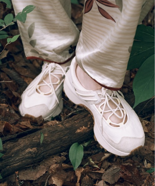 UGG(アグ)の「W RETROFI LOW BALLET SNEAKER 1184511-JSM(スニーカー・レディース・ベージュ・9/8/7)」の1枚目の写真