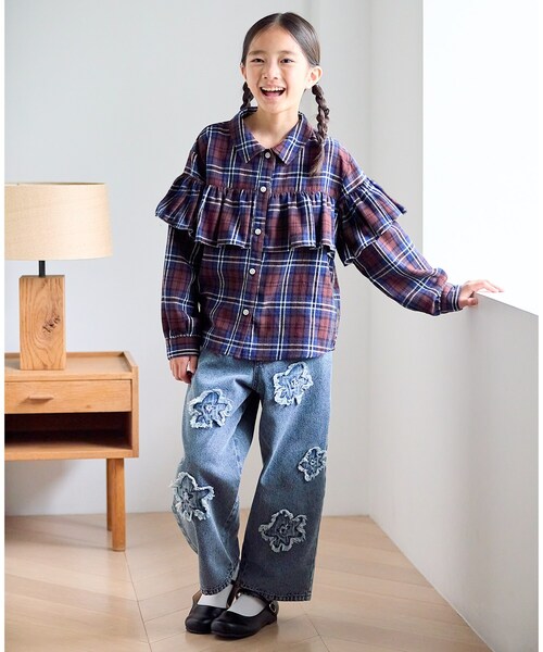 VIVIAN BLUE(ビビアンブルー)の「《110-160cm展開》フラワーアップリケカーブデニムパンツ(その他パンツ・キッズ・ブラック/ブルー系その他・13/14/16/15 /11/12)」の4枚目の写真