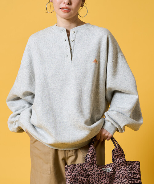 FREAK'S STORE(フリークスストア)の「限定展開 KELTY × FREAK'S STORE/ケルティ 別注 ヘンリーネック 裏起毛 スウェット プルオーバー(スウェット・レディース・ライトグレー/ブラック/ブラウン/ネイビー/ベージュ/ナチュラル/ピンク・フリ-)」の2枚目の写真