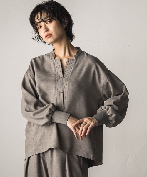 MAYSON GREY(メイソングレイ)の「【一瞬で楽とキレイを叶える】ナチュラルストレッチスキッパーブラウス≪セットアップ対応≫(シャツ/ブラウス・レディース・ベージュ/ブラック・M)」の2枚目の写真