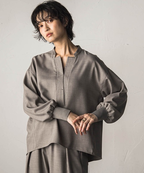 MAYSON GREY(メイソングレイ)の「【一瞬で楽とキレイを叶える】ナチュラルストレッチスキッパーブラウス≪セットアップ対応≫(シャツ/ブラウス・レディース・ベージュ/ブラック・M)」の3枚目の写真