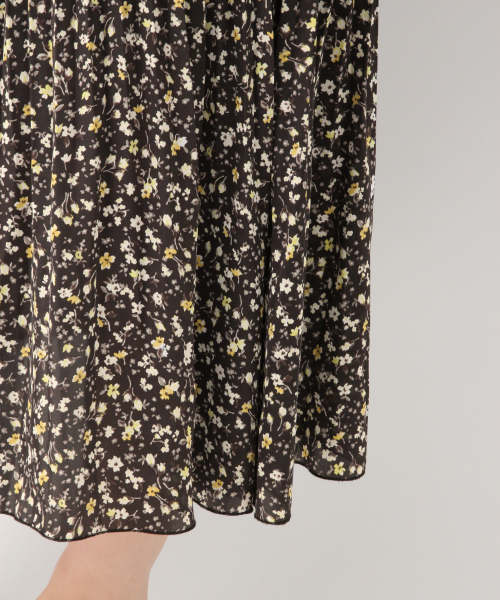 GLOBAL WORK（グローバルワーク）の「フラワーサテンプリーツスカート/831344（スカート・レディース・ブラック/ネイビー・MEDIUM/LARGE）」の8枚目の写真