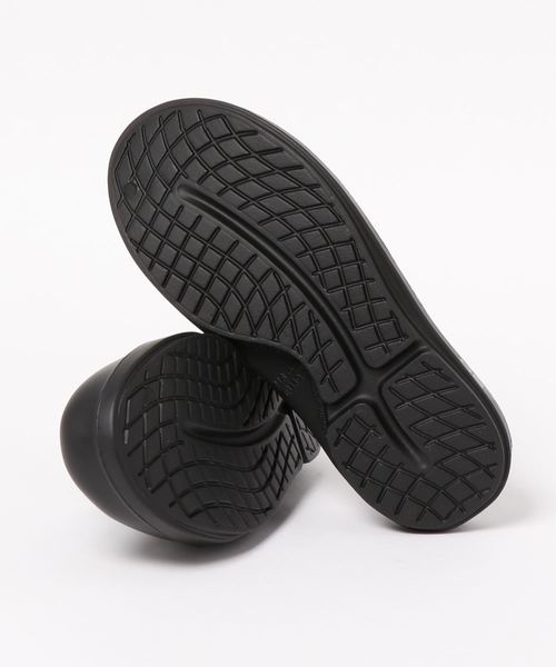 OOFOS（ウーフォス）の「【OOFOS】 OOCLOG（サンダル・メンズ・ブラック・40/41/42/39）」の3枚目の写真