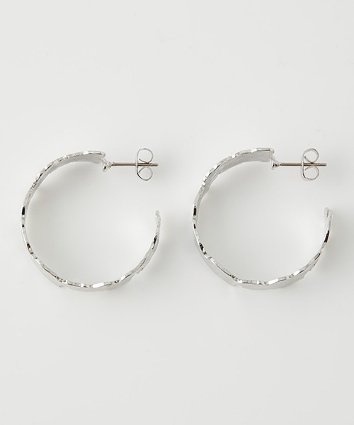 AZUL by moussy（アズールバイマウジー）の「CRUSH METAL HOOP EARRINGS/クラッシュメタルフープピアス（ピアス（両耳用）・レディース・シルバー/ゴールド系その他・FREE）」の2枚目の写真