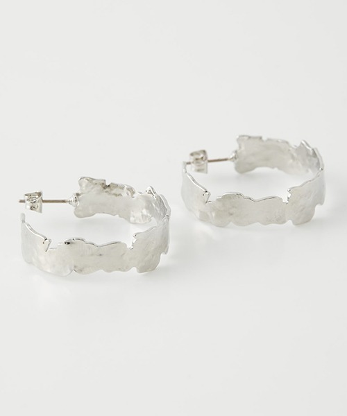 AZUL by moussy（アズールバイマウジー）の「CRUSH METAL HOOP EARRINGS/クラッシュメタルフープピアス（ピアス（両耳用）・レディース・シルバー/ゴールド系その他・FREE）」の4枚目の写真