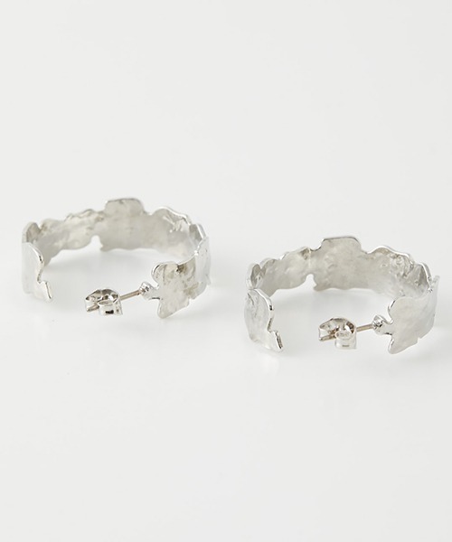 AZUL by moussy（アズールバイマウジー）の「CRUSH METAL HOOP EARRINGS/クラッシュメタルフープピアス（ピアス（両耳用）・レディース・シルバー/ゴールド系その他・FREE）」の5枚目の写真