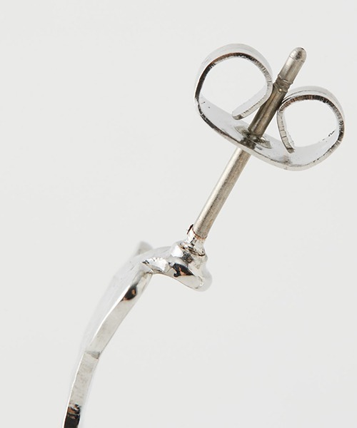 AZUL by moussy（アズールバイマウジー）の「CRUSH METAL HOOP EARRINGS/クラッシュメタルフープピアス（ピアス（両耳用）・レディース・シルバー/ゴールド系その他・FREE）」の7枚目の写真